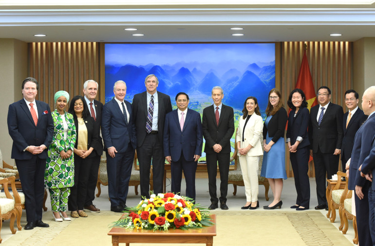 Thủ tướng Phạm Minh Chính, Thượng nghị sĩ bang Oregon Jeff Merkley và các thành viên của hai đoàn. Thủ tướng Phạm Minh Chính, Thượng nghị sĩ bang Oregon Jeff Merkley và các thành viên của hai đoàn.