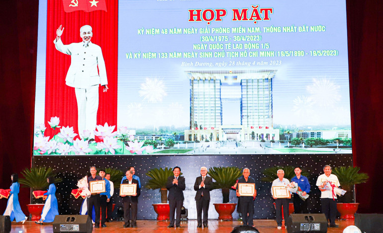 Lãnh đạo tỉnh Bình Dương trao tặng Huy hiệu Đảng cho các đồng chí nguyên là lãnh đạo tỉnh Sông Bé, tỉnh Bình Dương.