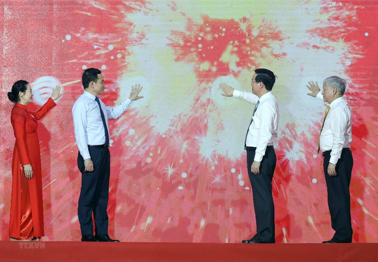 Chủ tịch nước Võ Văn Thưởng và các đại biểu thực hiện nghi thức phát động Tháng nhân đạo năm 2023 và khởi động phong trào "Người tốt, việc thiện-chung sức xây dựng cộng đồng nhân ái". (Ảnh: TTXVN)