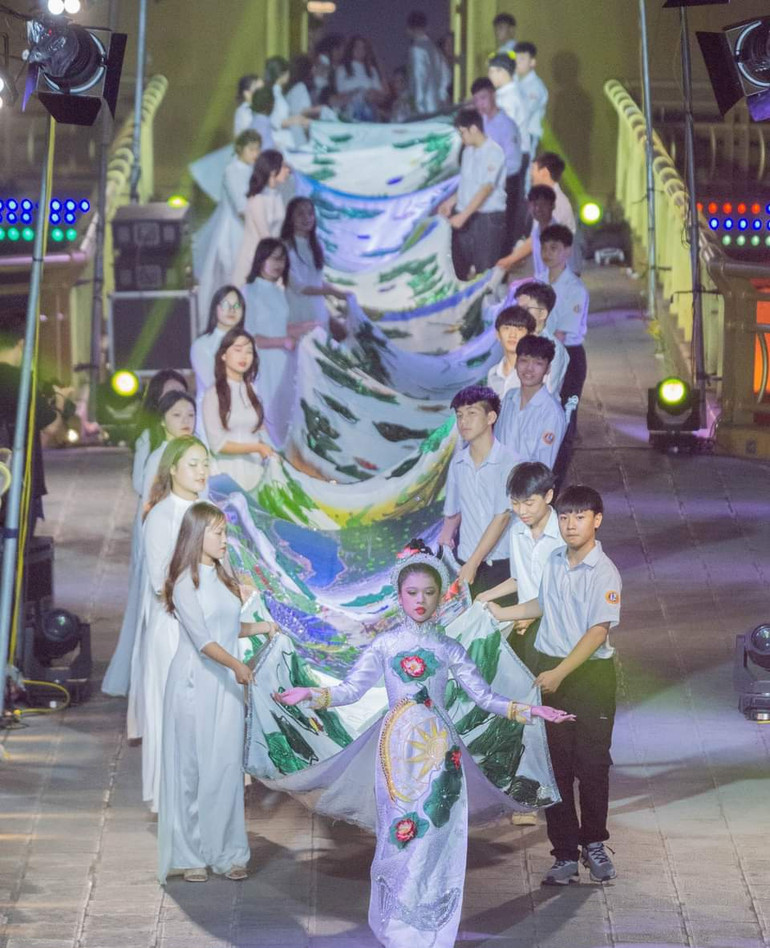 Chiếc áo dài “Non sông gấm vóc” lập kỷ lục chiếc áo dài nhất Việt Nam.