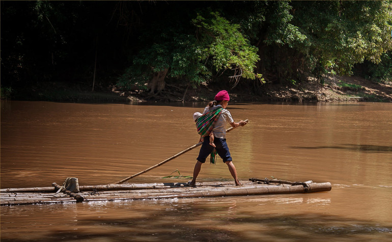 Bức ảnh "Về nhà khi có lũ" của tác giả Nguyễn Linh Vinh Quốc, Gia Lai đạt giải vàng Cuộc thi ảnh và câu chuyện "Phụ nữ trước bão giông". (Ảnh: Ban Chỉ đạo quốc gia về phòng, chống thiên tai)