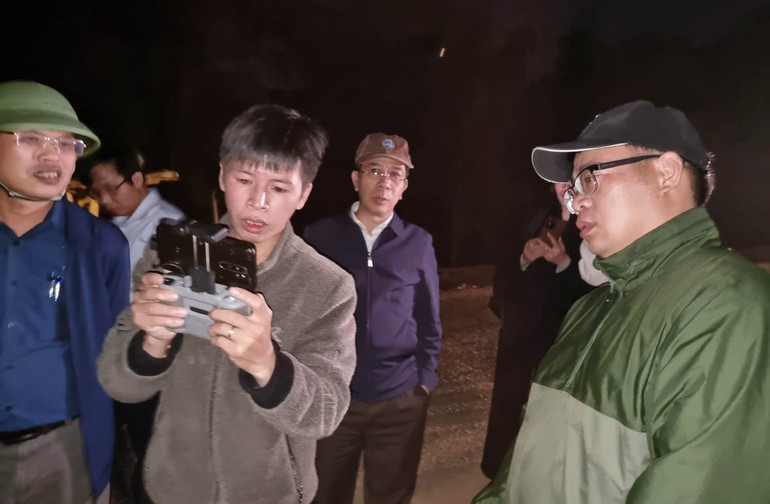 Lãnh đạo tỉnh Lâm Đồng theo dõi diễn biến công tác chữa cháy qua flycam.