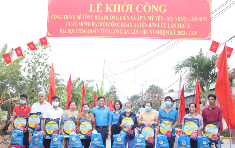 Trao quà cho đoàn viên công đoàn có hoàn cảnh khó khăn xã Mỹ Yên.