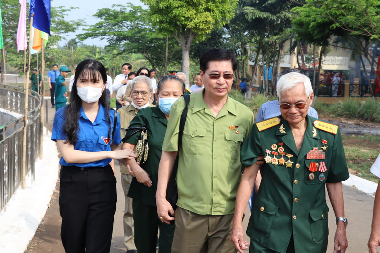 Các nhân chứng lịch sử đến tham dự buổi họp mặt.