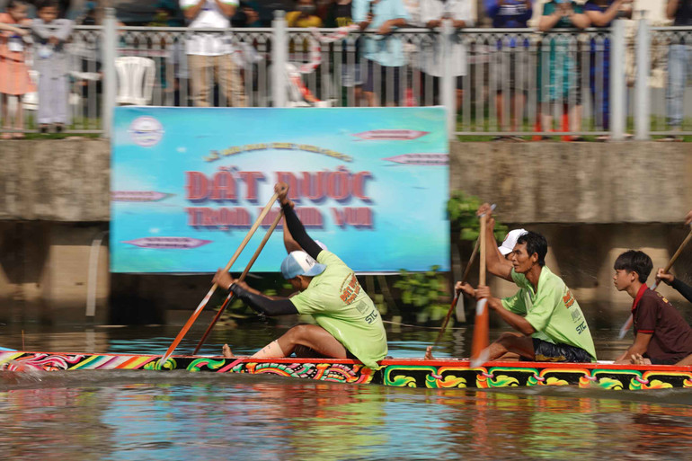 9 đội chia thành 4 lượt thi đấu, trong đó có 1 lượt với 3 đội tranh tài để chọn ra 2 cặp vào bán kết. Các đội ghe ngo tranh đấu trong đoạn kênh dài 500m, rộng khoảng 4m.