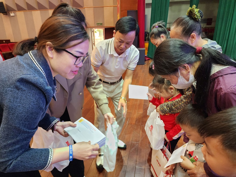 Đại diện Công ty cổ phần Đầu tư Trung Quý Bắc Ninh trao quà cho các cháu nhỏ mồ côi. Đại diện Công ty cổ phần Đầu tư Trung Quý Bắc Ninh trao quà cho các cháu nhỏ mồ côi.