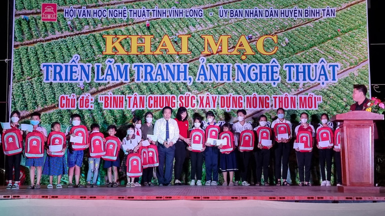 Nhà tài trợ tặng quà cho học sinh vượt khó ở huyện Bình Tân.