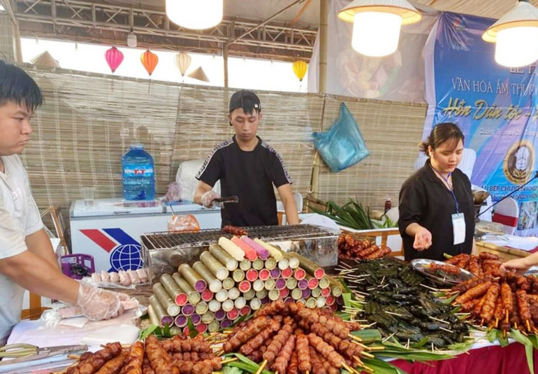 Đầu bếp trình diễn các món ăn hấp dẫn. Đầu bếp trình diễn các món ăn hấp dẫn.