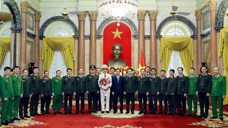 Chủ tịch nước Võ Văn Thưởng cùng lãnh đạo Bộ Công an và các đại biểu chúc mừng Thượng tướng Nguyễn Duy Ngọc. (Ảnh: TTXVN)