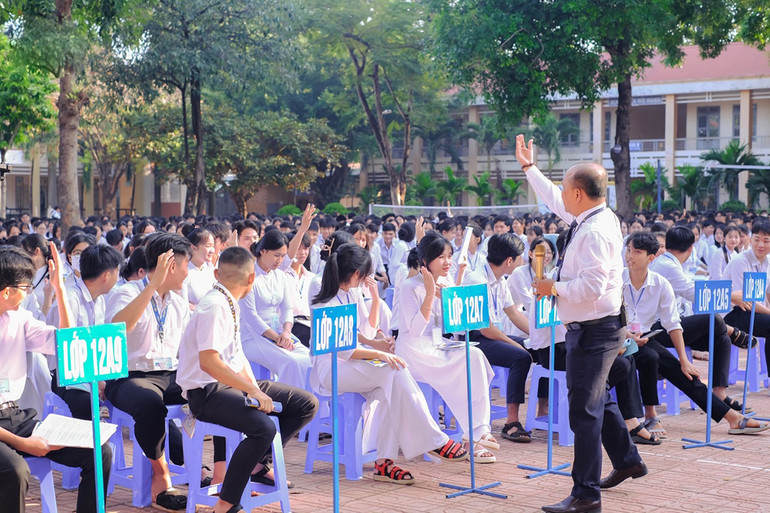 TS Mai Đức Toàn, Giám đốc Trung tâm Tuyển sinh Truyền thông trong buổi chia sẻ với học sinh THPT Nguyễn Khuyến, tỉnh Bình Phước.