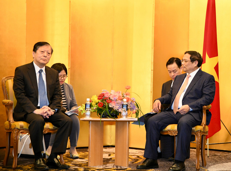 Thủ tướng Phạm Minh Chính và ông Susumu Nibuya, Phó Chủ tịch Thường trực, Giám đốc điều hành tập đoàn Idemitsu.