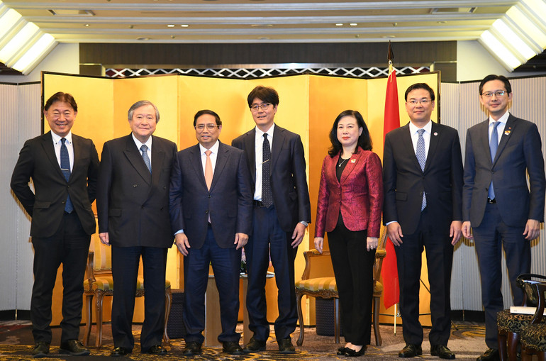 Thủ tướng Phạm Minh Chính chụp ảnh lưu niệm với lãnh đạo Tập đoàn IHW.