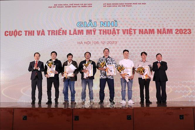 Ban Tổ chức trao giải Nhì cho các tác giả.