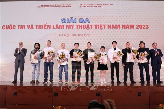 Ban Tổ chức trao giải Ba cho các tác giả.