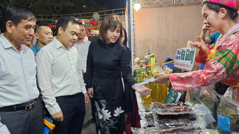 Các đại biểu tham quan các gian hàng.