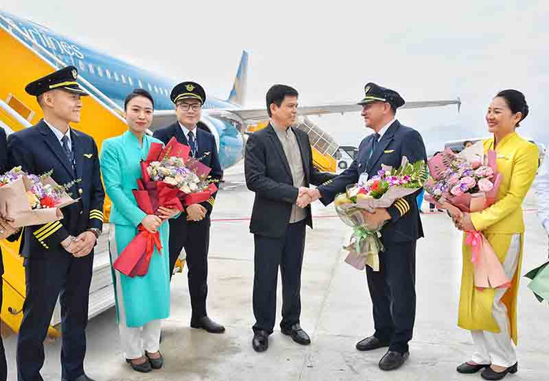 Tổ bay vừa thực hiện chuyến bay VN 1802 hành trình Hà Nội-Điện Biên.