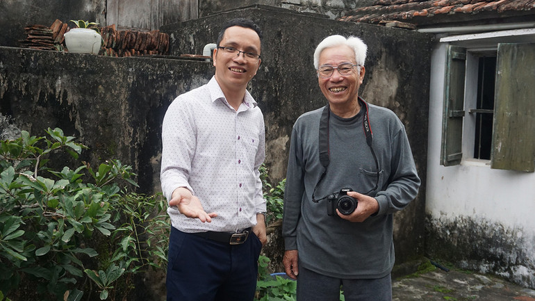 Tác giả (bên trái) cùng nghệ nhân Nguyễn Đình Lâu.