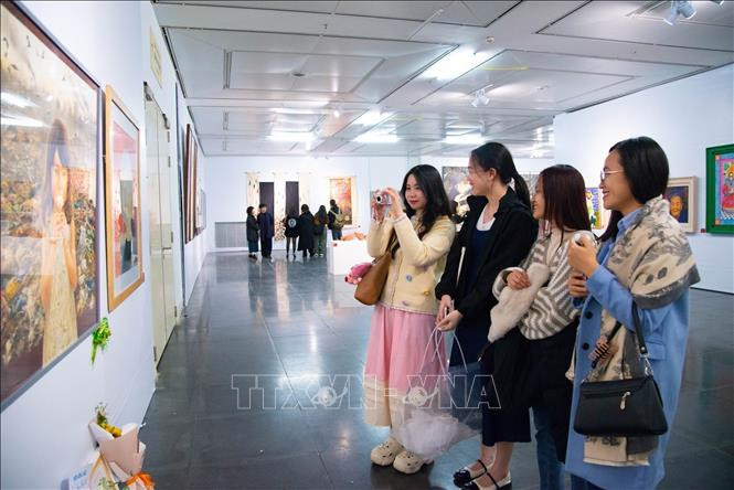 Công chúng yêu nghệ thuật đến thưởng thức các tác phẩm được trưng bày tại triển lãm.