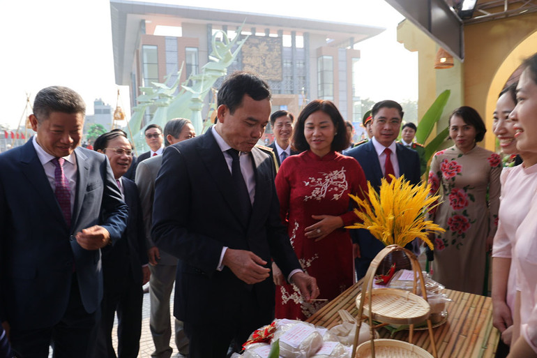 Phó Thủ tướng Chính phủ Trần Lưu Quang cùng các đại biểu đến thăm quan và trải nghiệm trực tiếp các sản phẩm OCOP tại các gian hàng.
