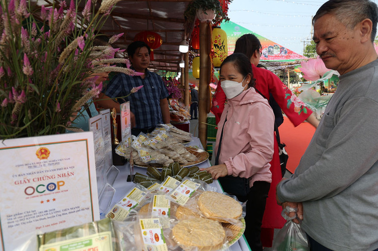Đến với triển lãm thương mại và giới thiệu sản phẩm OCOP làng nghề 2023, người dân có thể rinh về những sản phẩm OCOP tiêu biểu từ khắp các địa phương trên cả nước.