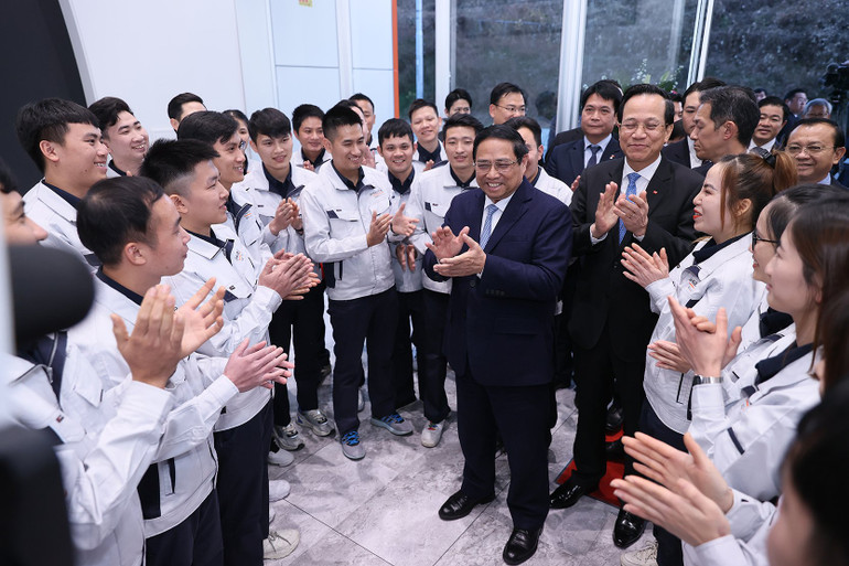Thủ tướng Phạm Minh Chính nói chuyện với người lao động Việt Nam tại công ty Shibata Gosei.