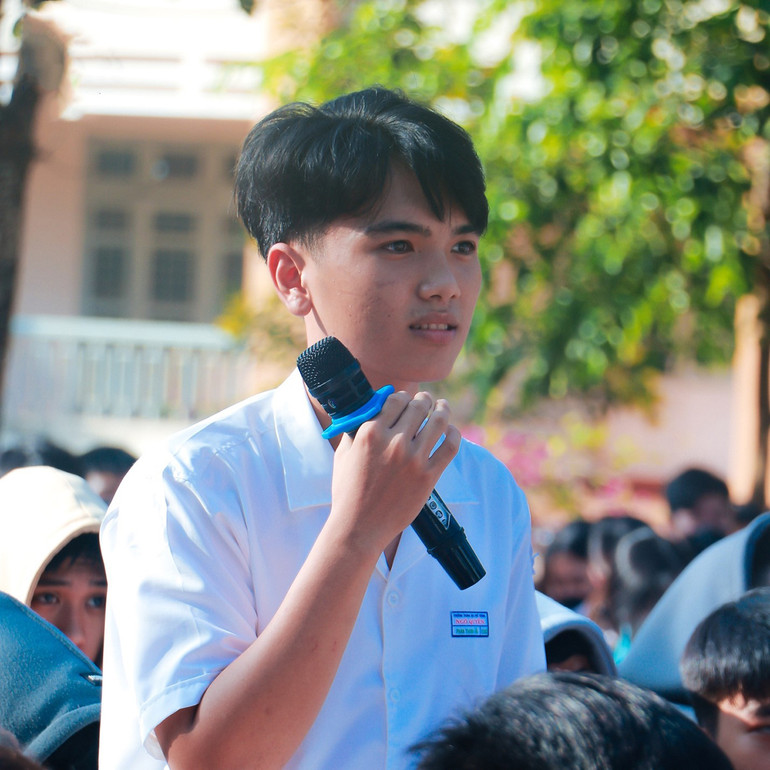 Học sinh THPT Ngô Quyền đặt câu hỏi cho diễn giả trong chương trình.