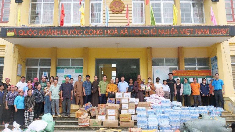 Nhân dân huyện Văn Bàn nhận hàng cứu trợ chiều 20/9.