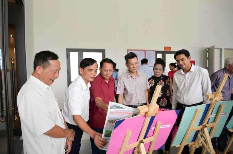 Các đại biểu tham quan hiện vật tại buổi tọa đàm. Các đại biểu tham quan hiện vật tại buổi tọa đàm.