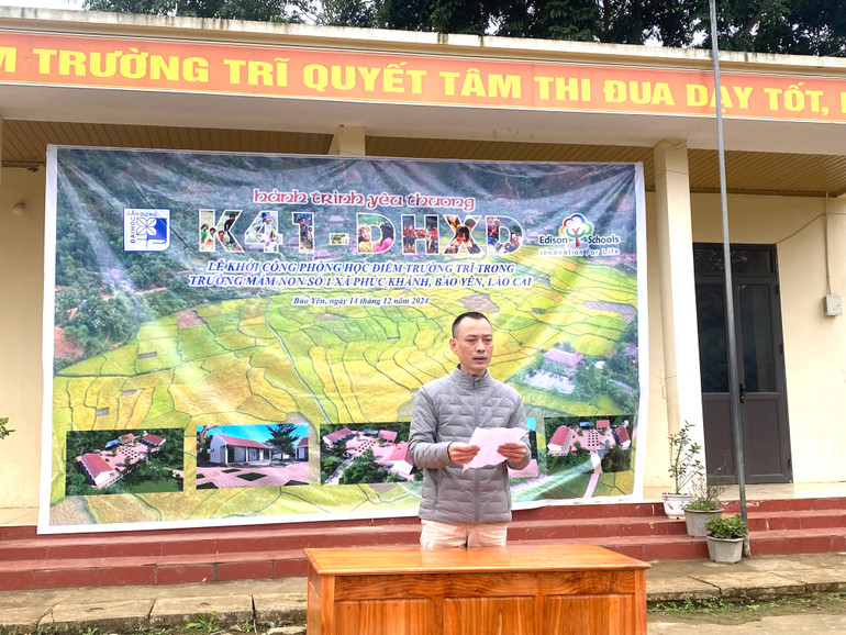 Ông Đỗ Quang, đại diện các nhà tài trợ trình bày phương án xây phòng học điểm.