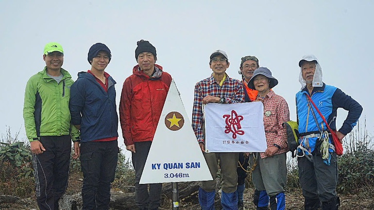 Đoàn khách Hiệp hội leo núi Nhật Bản chinh phục đỉnh Ky Quan San, xã Trung Lèng Hồ, huyện Bát Xát.