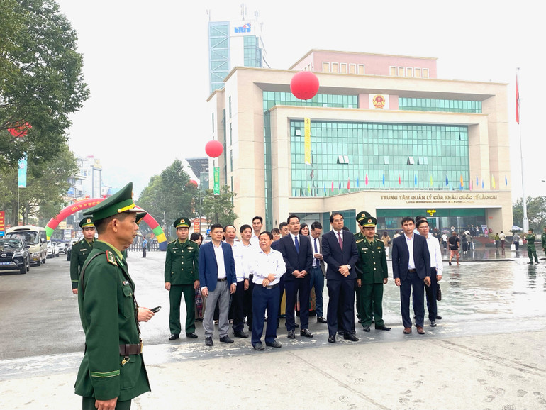 Đoàn đại biểu Ủy ban nhân dân tỉnh Lào Cai chuẩn bị xuất cảnh tham quan hội chợ. Đoàn đại biểu Ủy ban nhân dân tỉnh Lào Cai chuẩn bị xuất cảnh tham quan hội chợ.