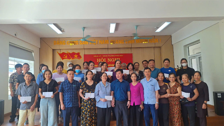 Ngày 3/10, Văn phòng đại diện Báo Nhân Dân tại Lào Cai và Công ty cổ phần Kỹ thuật, công nghệ Thái An hỗ trợ 32 suất quà cho nhân dân Tổ dân phố 15, phường Pom Hán, thành phố Lào Cai, để khắc phục bão lụt.