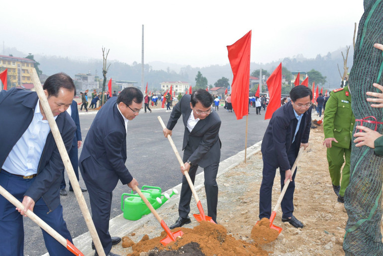 Bí thư Tỉnh ủy Lào Cai Đặng Xuân Phong và các đồng chí lãnh đạo tỉnh Lào Cai trồng cây xanh.
