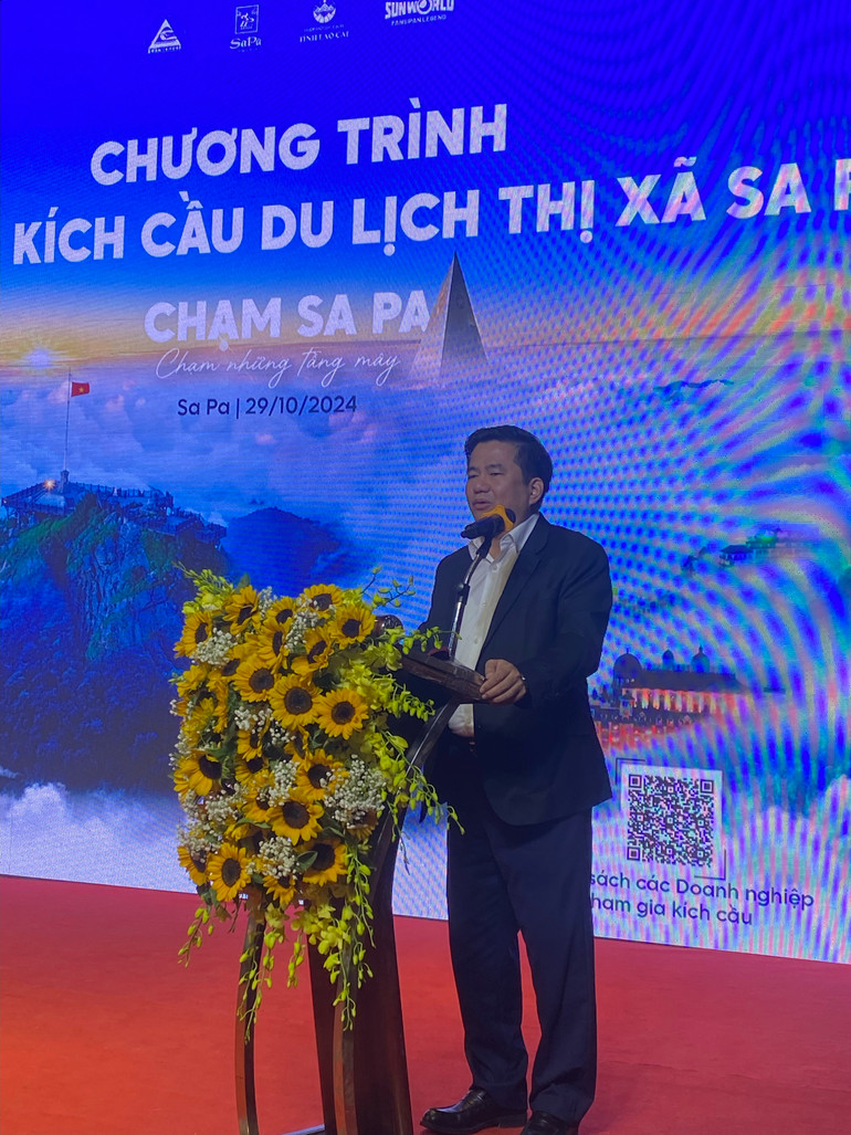 Chủ tịch Ủy ban nhân dân thị xã Sa Pa Tạ Ngọc Liễn phát biểu chỉ đạo hội nghị.