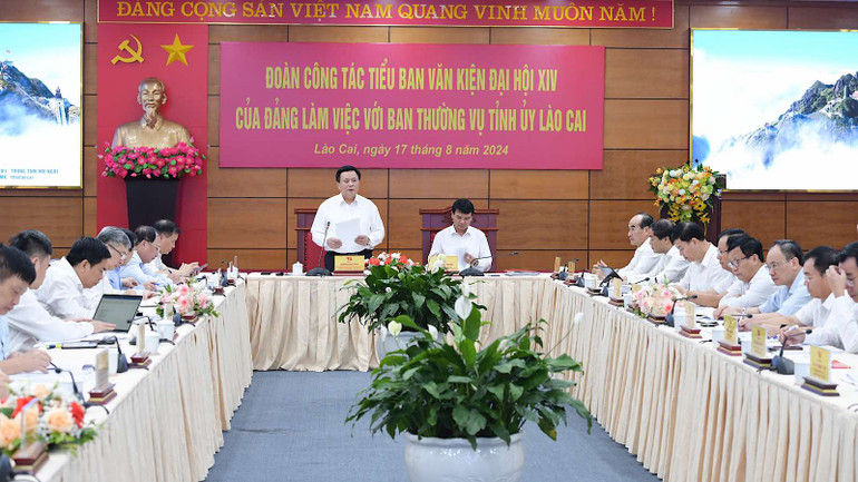 Đoàn Tiểu ban Văn kiện làm việc với Tỉnh ủy Lào Cai sáng 17/8.