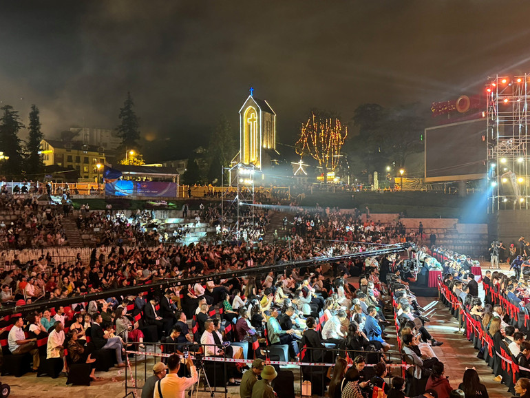 Cuộc thi tại Sa Pa (Lào Cai) đêm 6/7 thu hút hàng ngàn khán giả. Cuộc thi tại Sa Pa (Lào Cai) đêm 6/7 thu hút hàng ngàn khán giả.