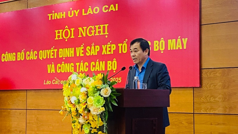 Đồng chí Phạm Toàn Thắng, Ủy viên Thường vụ, Trưởng Ban Tổ chức Tỉnh ủy Lào Cai công bố các quyết định tại Hội nghị sáng 13/2 tại Lào Cai.