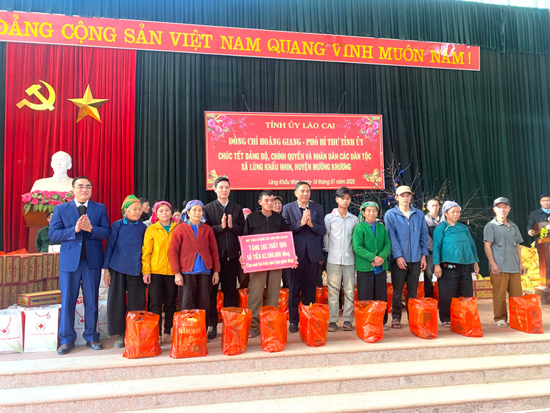 Đoàn công tác tặng quà Tết cho bà con nhân dân xã Lùng Khấu Nhin chiều 14/1.