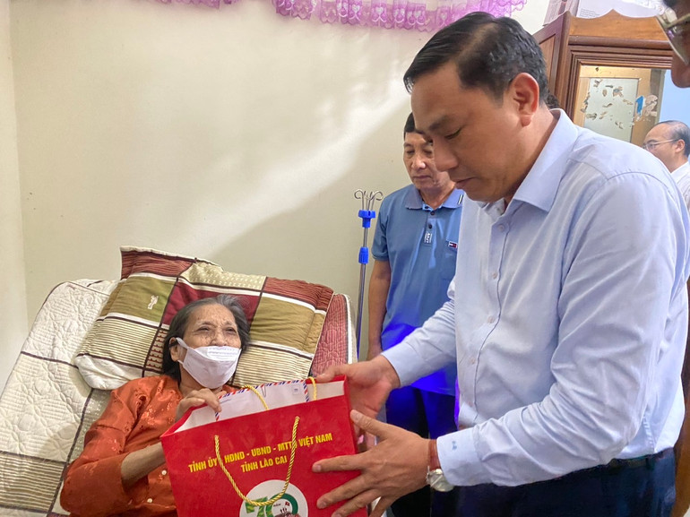 Đồng chí Hoàng Giang, Phó Bí thư Tỉnh ủy Lào Cai tặng quà cho cụ bà Nguyễn Thị Liên, Tổ dân phố 3B, thị trấn Phố Ràng, huyện Bảo Yên (Lào Cai).