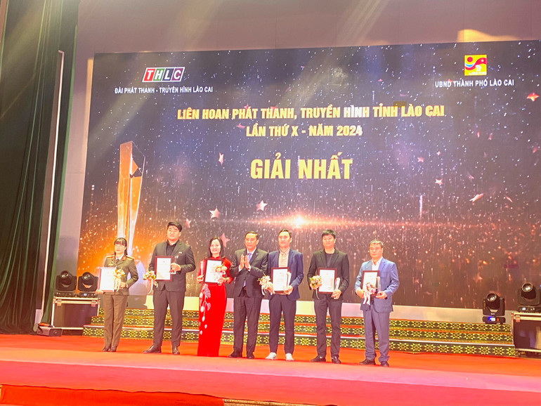 Các tác giả đạt giải Nhất nhận giải.