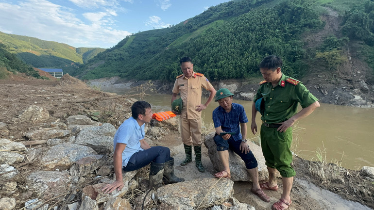 Lãnh đạo sở Giao thông vận tải Lào Cai phối hợp với lực lượng cảnh sát giao thông (Công an tỉnh Lào Cai) kiểm tra bàn biện pháp mở đường thông tuyến đến vùng sạt lở, tập trung cứu nạn. Lãnh đạo sở Giao thông vận tải Lào Cai phối hợp với lực lượng cảnh sát giao thông (Công an tỉnh Lào Cai) kiểm tra bàn biện pháp mở đường thông tuyến đến vùng sạt lở, tập trung cứu nạn.