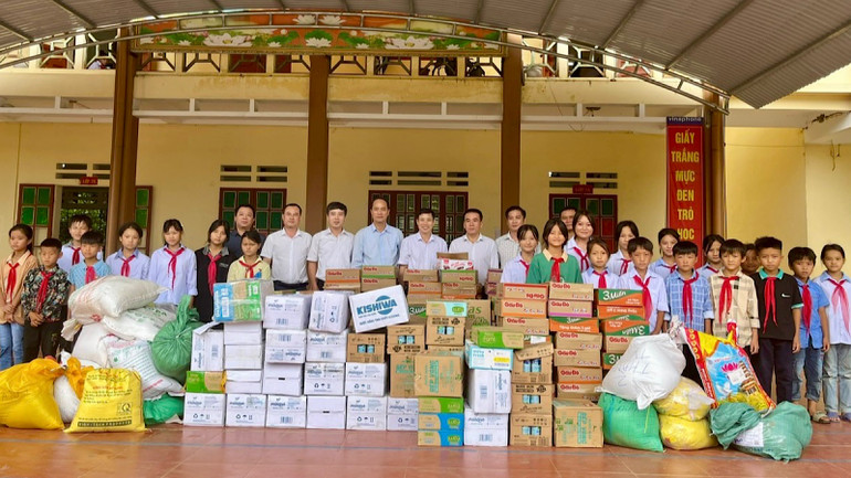 Đoàn công tác tặng gạo và nhu yếu phẩm cho Trường PTCS Khánh Yên Hạ.