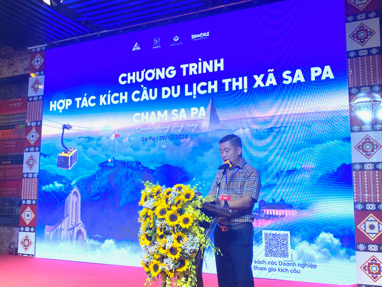 Chủ tịch Hiệp hội Du lịch Lào Cai Phạm Cao Vỹ báo cáo tại hội nghị.