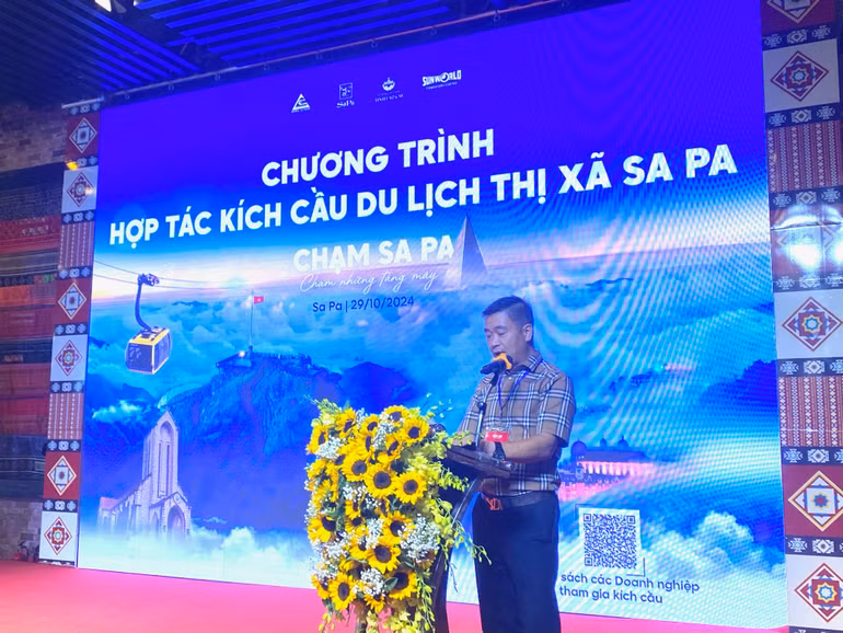 Chủ tịch Hiệp hội Du lịch Lào Cai Phạm Cao Vỹ báo cáo tại hội nghị.