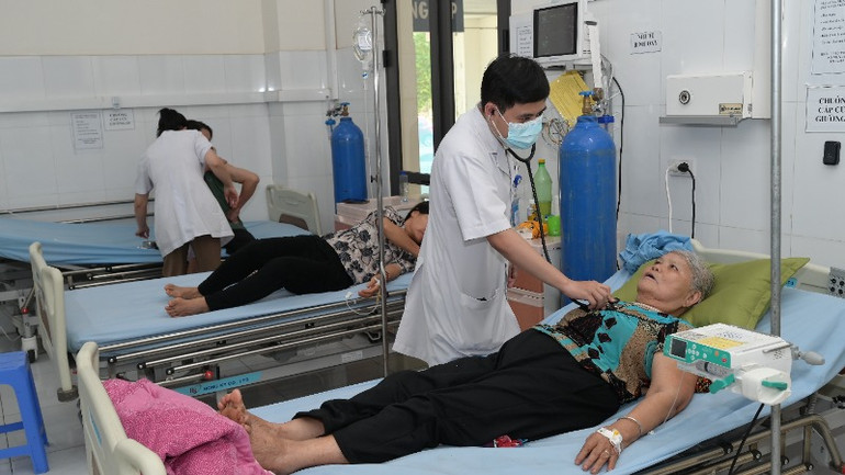 Người dân khám bệnh tại Bệnh viện Nội tiết Lào Cai.