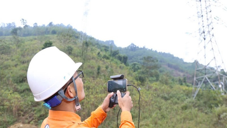 Sử dụng Flycam để kiểm tra lưới điện.