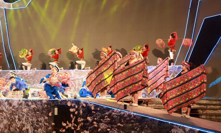 Một tiết mục biểu diễn nghệ thuật đặc sắc của đồng bào vùng cao Bắc Hà.