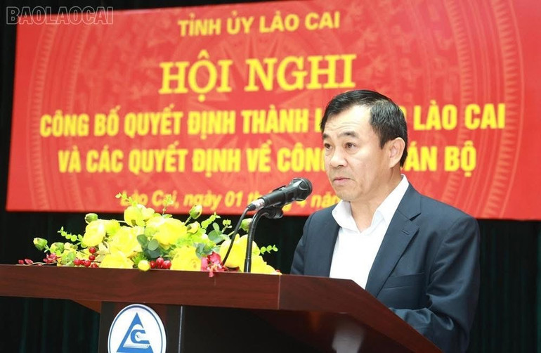 Đồng chí Phạm Toàn Thắng, Trưởng Ban tổ chức Tỉnh ủy Lào Cai công bố các quyết định. Đồng chí Phạm Toàn Thắng, Trưởng Ban tổ chức Tỉnh ủy Lào Cai công bố các quyết định.