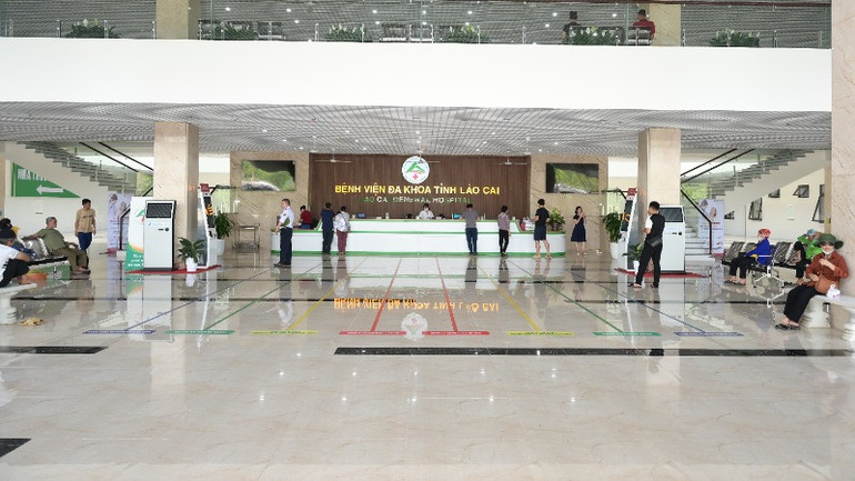 Khu vực đón tiếp bệnh nhân thông thoáng hiện đại tại Bệnh viện đa khoa tỉnh Lào Cai.