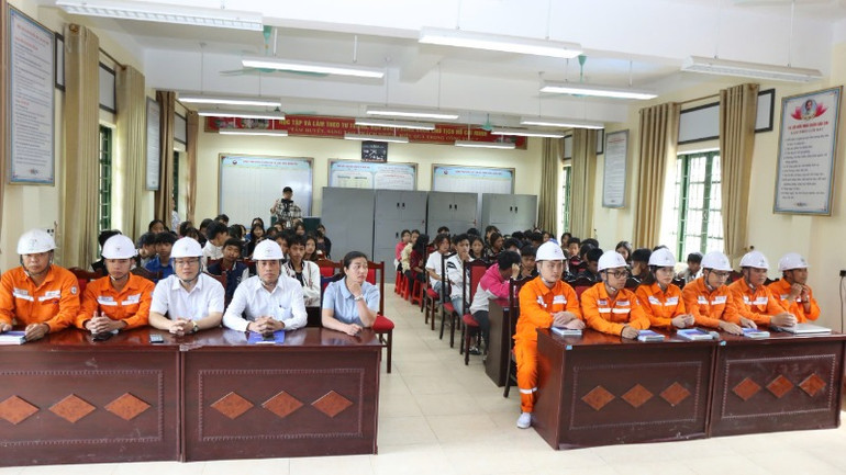 Buổi tuyên truyền được thực hiện tại nhà đa năng của trường. Buổi tuyên truyền được thực hiện tại nhà đa năng của trường.